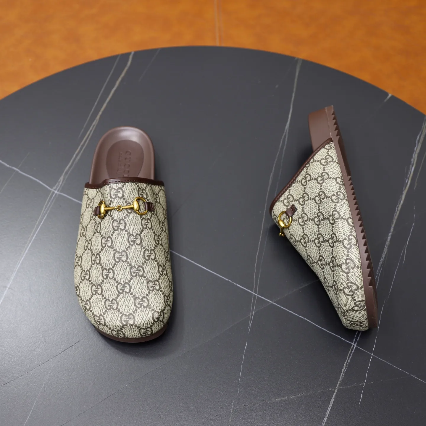 Ex-factory price: 340💰🙅‍♂️🙅‍♂️🙅‍♂️Couple model Brand: GUCCI Standard code: 35-44 (45 customized) Grade: Same as the official website Material: Original leather design Original lightweight wear-resistant molded outsole Style category: Men's fashion sandals Distinguished luxury brand elements Top luxury Color: Actual picture color